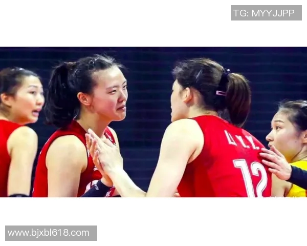 机场足球明星意外受伤视频引发球迷热议与关注